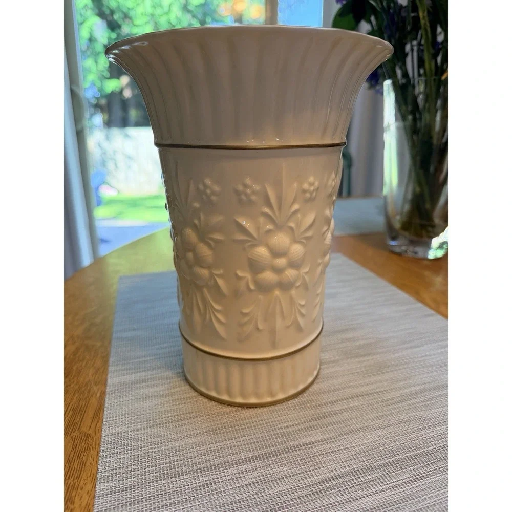 Aynsley Camellia Bone China Large Vase Ribbed Body With Gold Trim 9 1/4